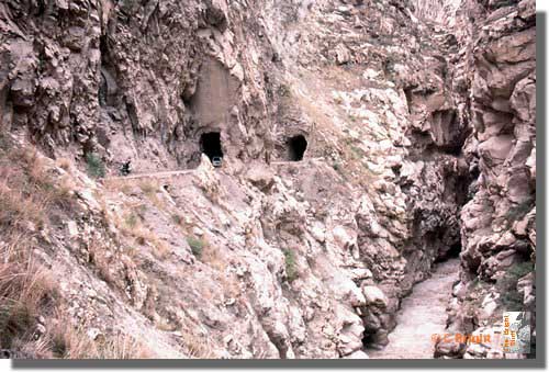 495_Hill_side_tunnels_Peru.jpg