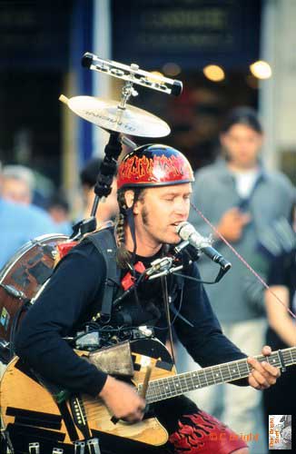 24_UK_Edinburgh_Festival_One_man_band