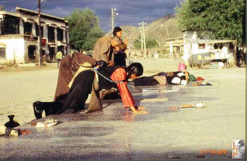 024_Devotees_remonstrating