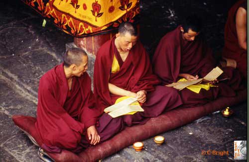 044_Monks_chanting_1