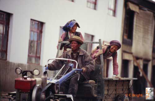 084_Locals_and_tractor