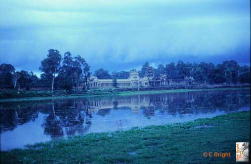 02_Cambodia_Angkor_Wat_before_storm