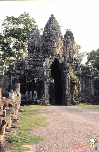 04_Cambodia_Angkor_Wat_Gate