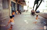 13_Cambodia_Phnom_Penh_street_boules