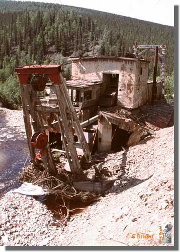 307_Old_mine_Top_of_the_World_Hwy
