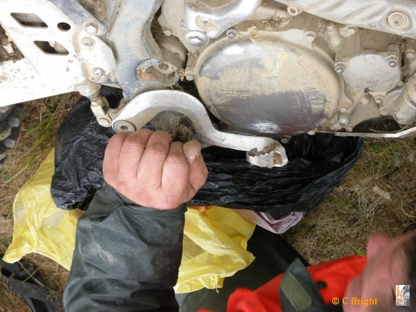 enduromania_2008_24_hole_in_motor.JPG